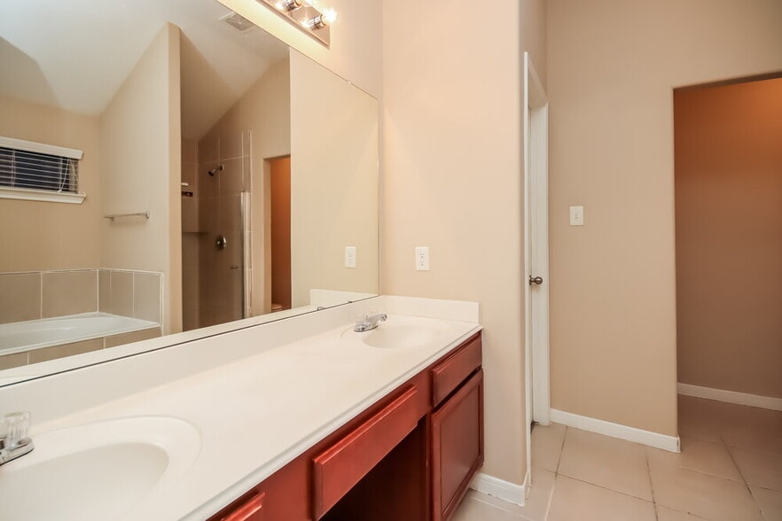 Building Photo - 3211 Quail Run Dr