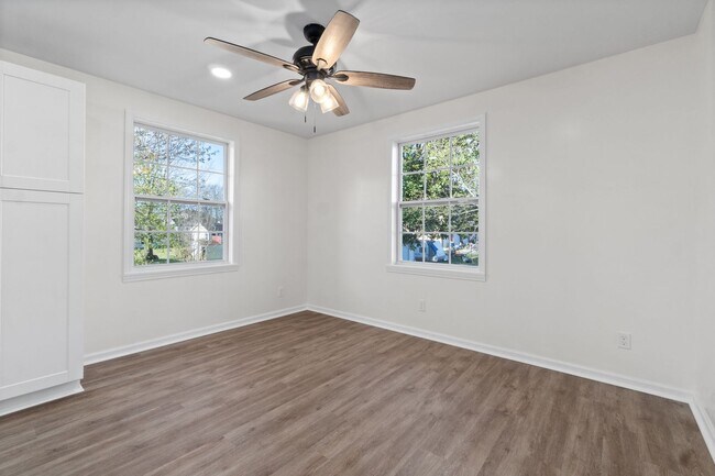 Building Photo - Pet Friendly Renovated Three Bedroom with Basement!