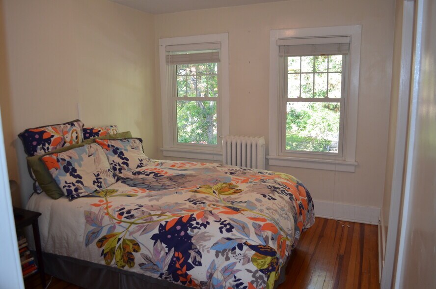 Building Photo - 1352 elizabeth street