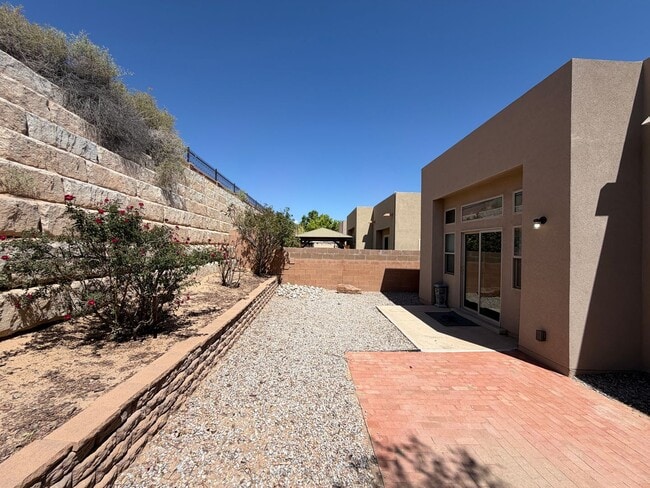 Building Photo - Beautiful Luxury Single Story Town Home Available Near Coors Blvd NW & Dellyne Ave NW!