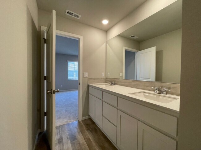 Building Photo - Modern 3-Bed, 2.5-Bath Home with Quartz Counters, Central A/C, and Prime Location!