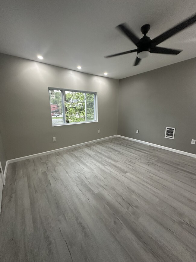 Building Photo - 214 N Aiken Ave