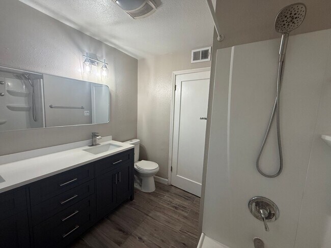 Building Photo - Spacious 3/1 in Arden Manor