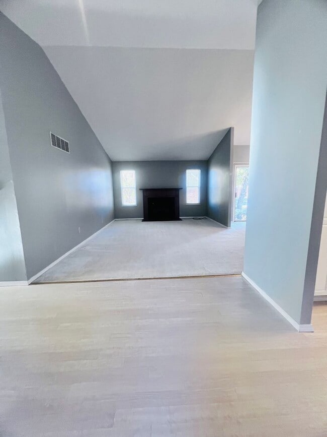 Building Photo - Perfect Nestled Condo Call Now!