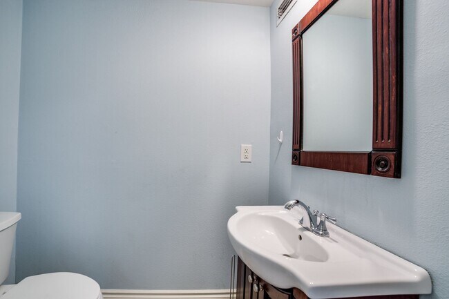 Building Photo - CASTLE HILLS FAMILY HOME