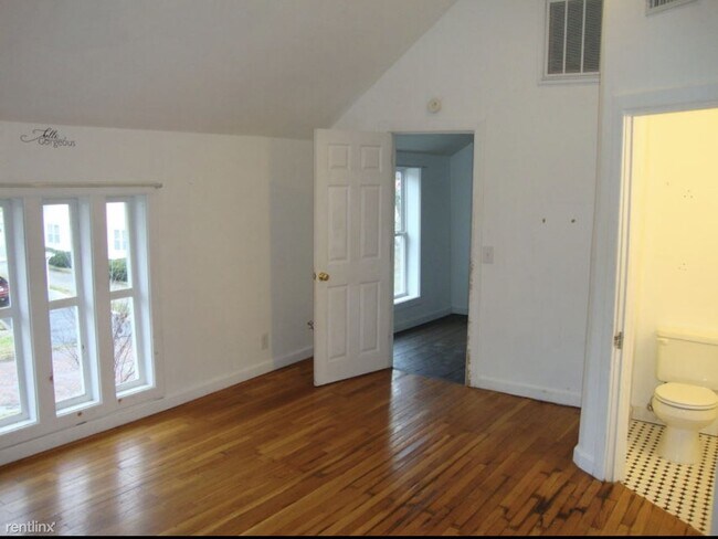 Primary Photo - 4 br, 4 bath House - 308 North Linn Street...