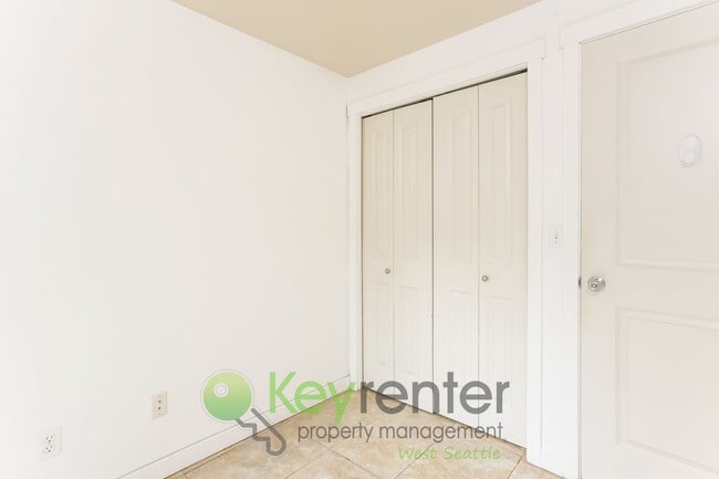 Building Photo - 3-Bedroom Beauty with Fenced Yard and Flex...
