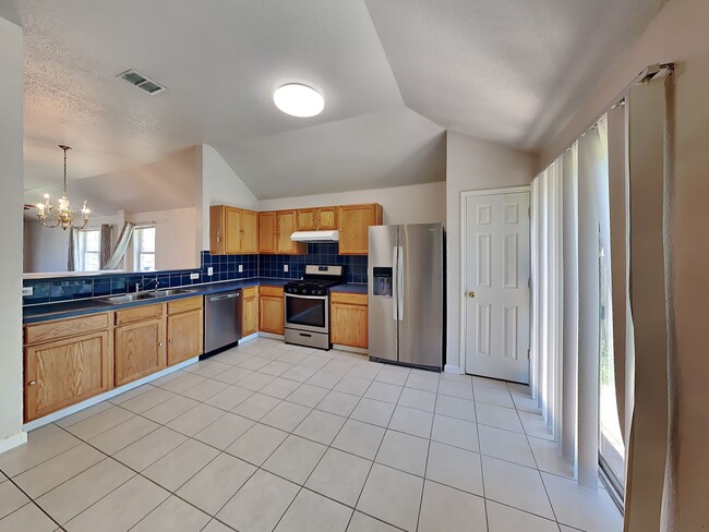Building Photo - MOVE IN READY NOW! CHECK IT OUT!