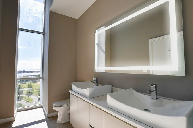 Building Photo - 2 Hbr Pt Rd S