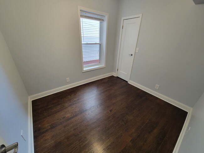 Building Photo - 4849 N Sawyer Ave