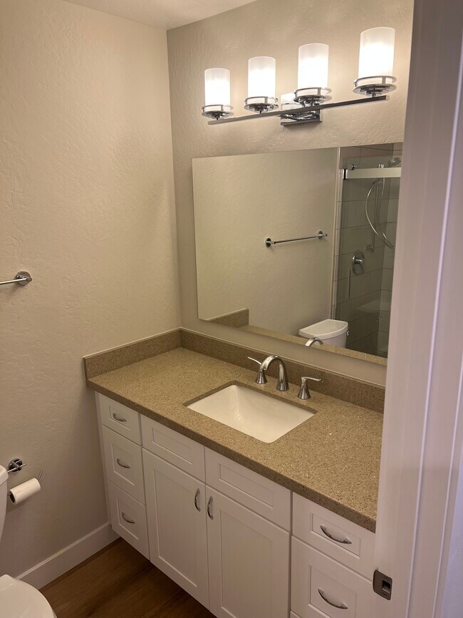 Building Photo - 2742 Oak Rd