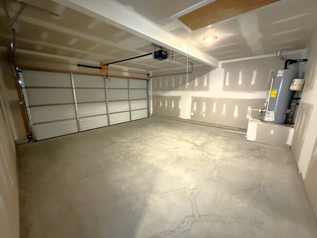 Building Photo - 334 Amber Ave