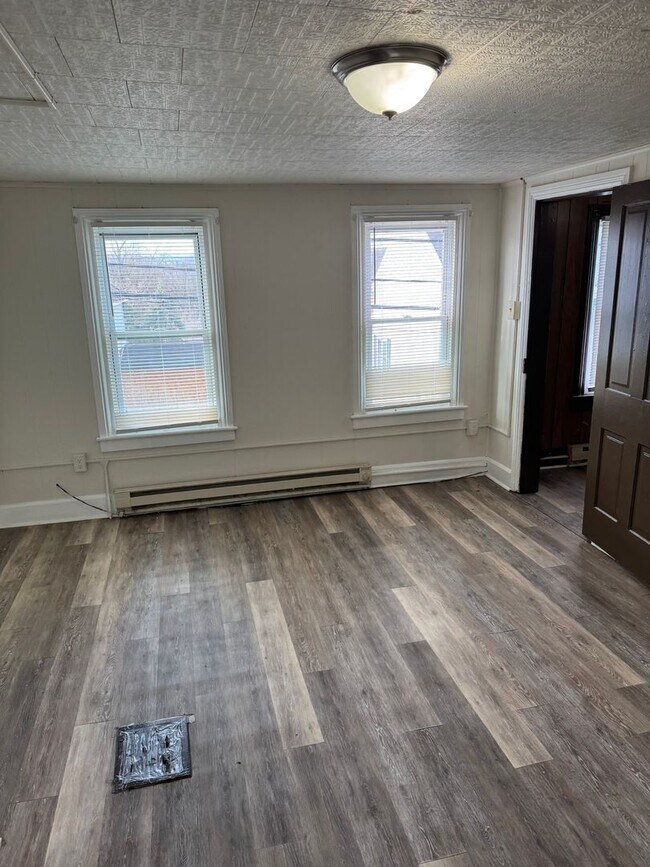 Building Photo - 3 bedroom, 1 bath, 2 story single family house