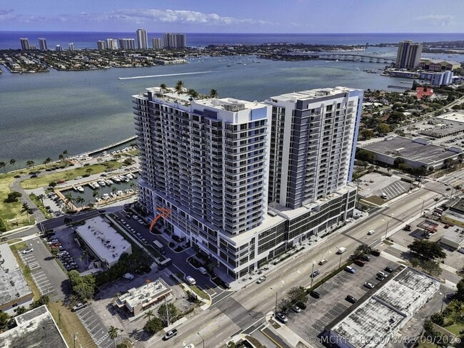 Building Photo - 220 Lake Shore Dr
