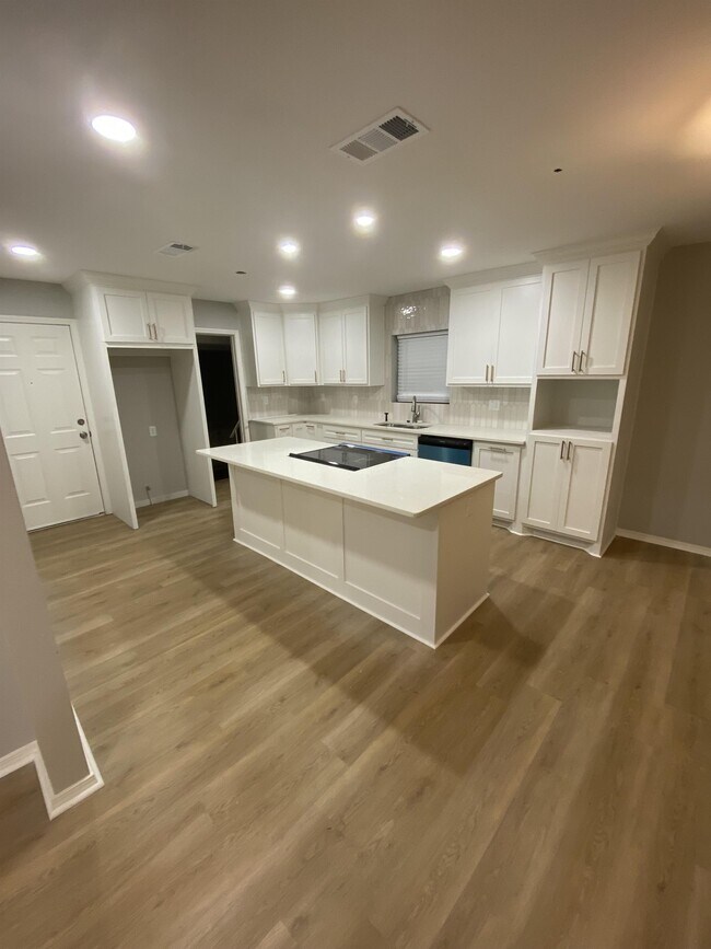 Building Photo - 1210 Donaghey Ave