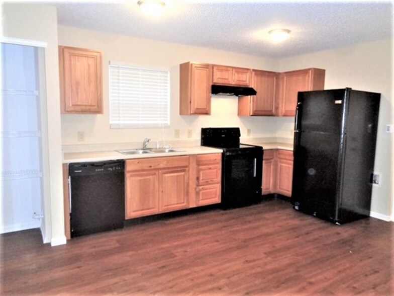 Building Photo - 745 Red Leaf Ln