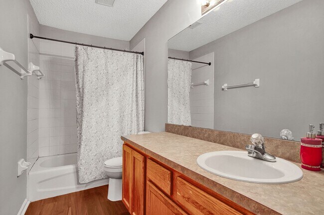 Building Photo - 3 bedroom/ 2 bathroom condo in gated South...