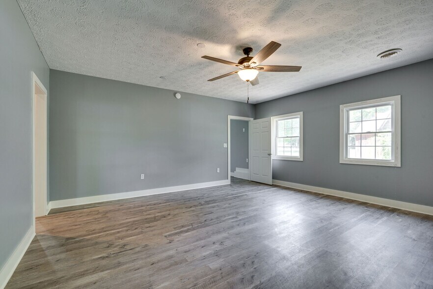 Building Photo - 279 Stones River Rd