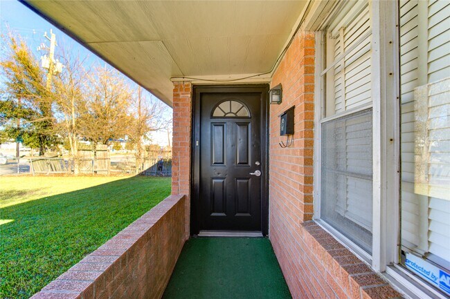 Building Photo - 2714 Southmore Ave