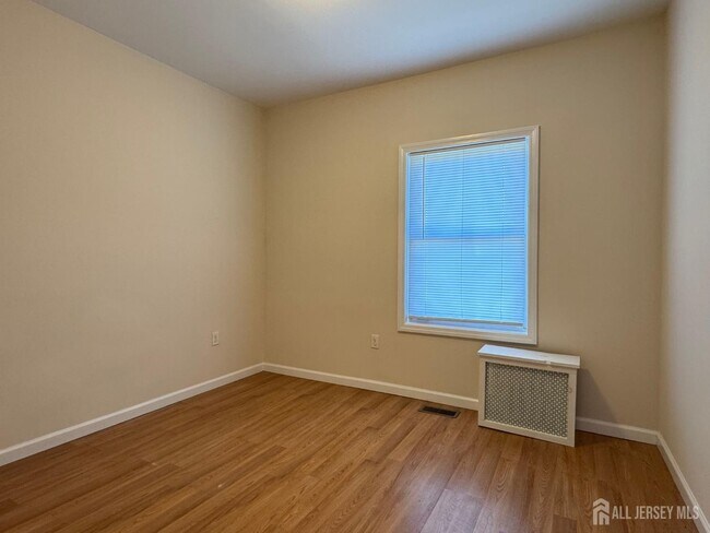 Building Photo - 154 George St