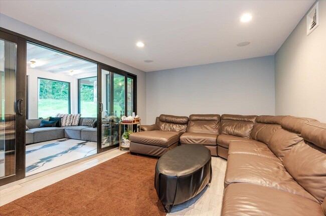 Building Photo - 26 Redbrook Rd
