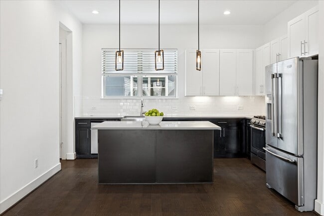 Building Photo - 2612 Bastrop St