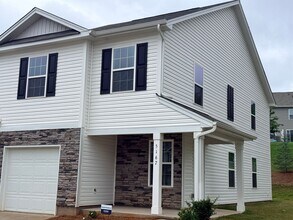 Building Photo - Like New, Upgraded townhome!