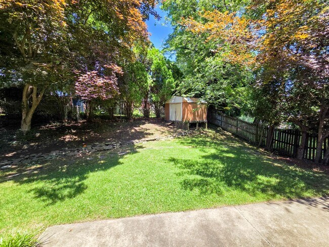 Building Photo - 305 Hillsboro Dr