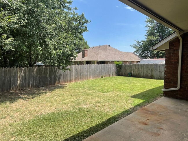 Building Photo - Beautiful Home in Edmond Community