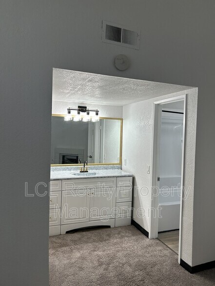 Building Photo - 1077 S Santo Antonio Dr