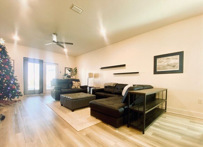 Building Photo - Spacious 4BR/2BA Home with Flexible Living Areas in Saddle Ridge