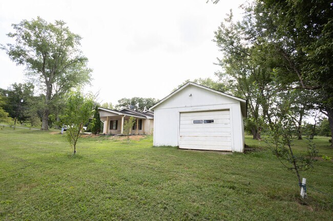Building Photo - 815 Mount Olivet Girkin Rd