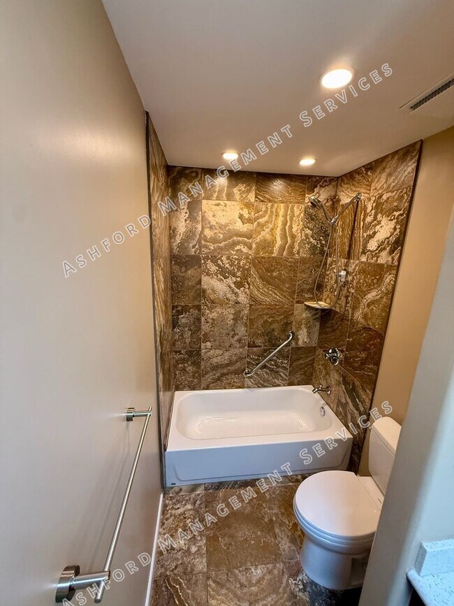 Building Photo - 3 BEDROOM 2 BATHROOM HOME RIGHT ON McCORMI...