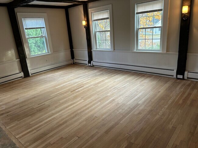 Building Photo - 44 Elm St