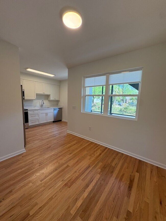 Building Photo - Newly Renovated Three Bedrooms Condo in South Windermere