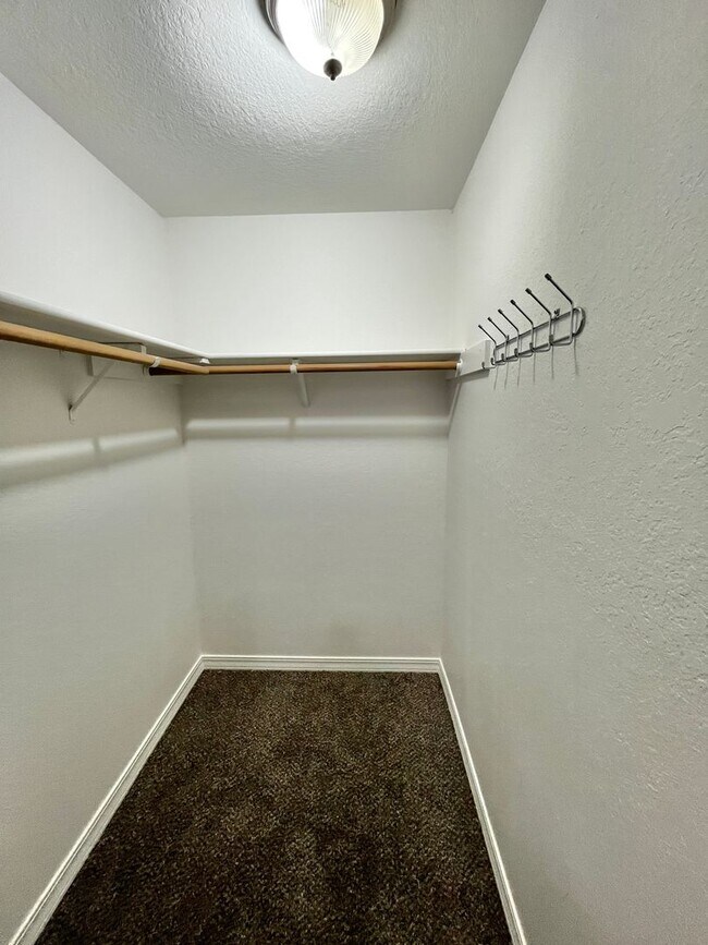 Building Photo - Fresh Paint and New Carpet in this Sunn Fjord Condo!