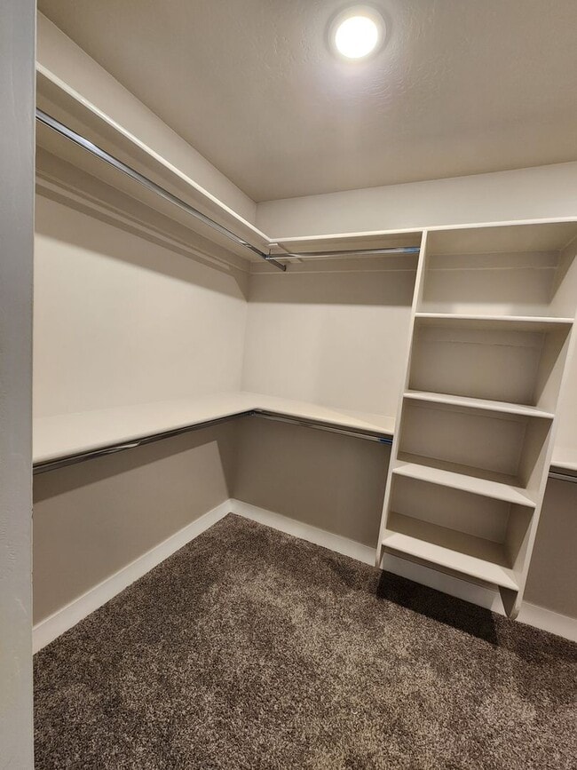 Building Photo - Modern 3-Bedroom Home with Balcony for Ren...