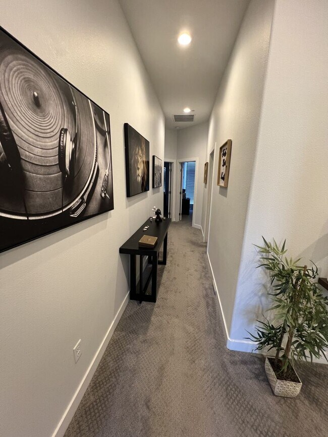 Building Photo - 3/BD 2.5/BA Sleek Townhome with High Ceilings, Balcony, and Prime Community Amenities!