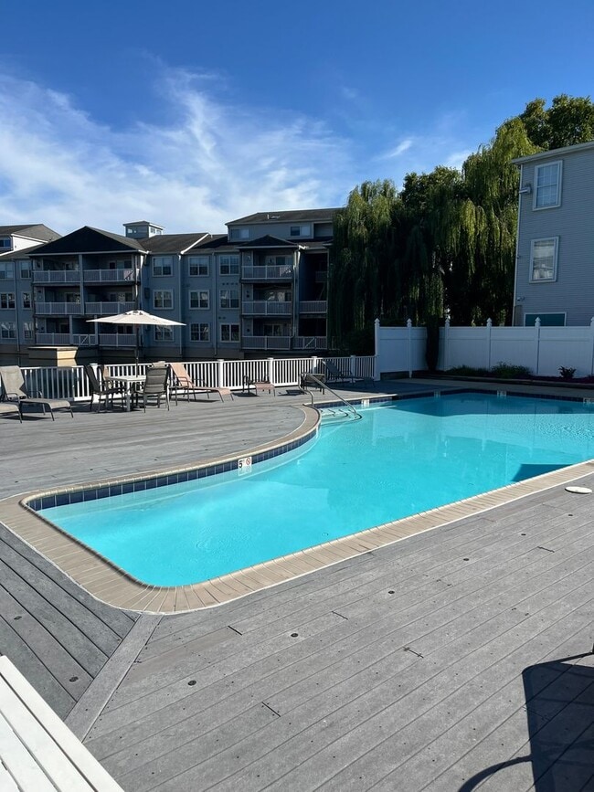 Building Photo - 1801 Waters Edge Dr