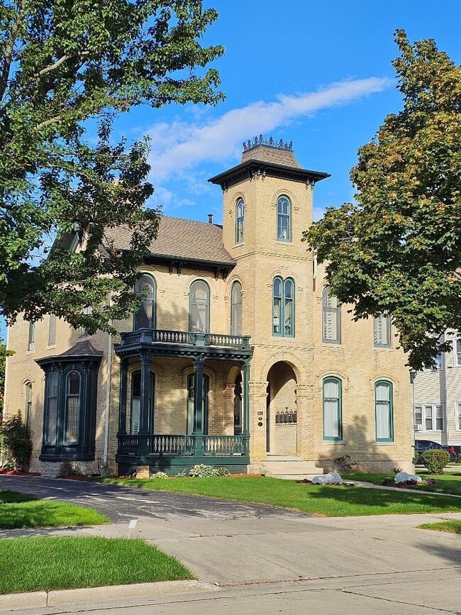 Building Photo - 936 Main St