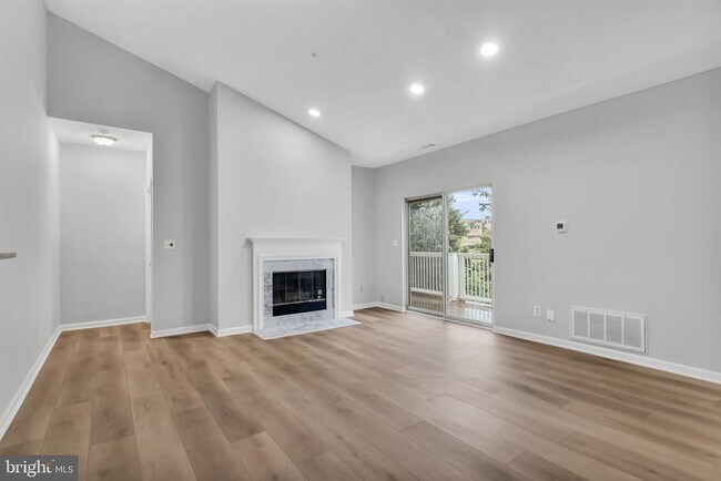 Building Photo - 1701 Lake Shore Crest Dr