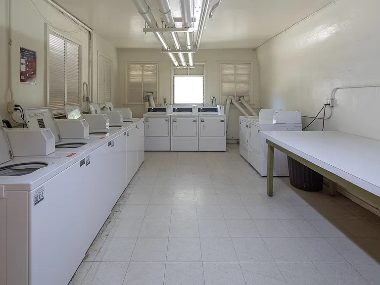 Building Photo - 1345 N Hayworth Ave