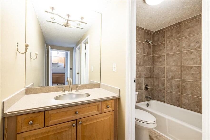 Building Photo - 2479 Peachtree Rd