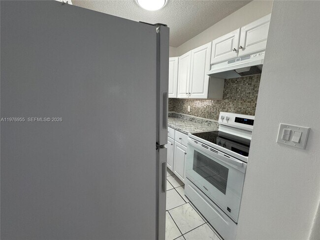 Building Photo - 4140 Woodside Dr