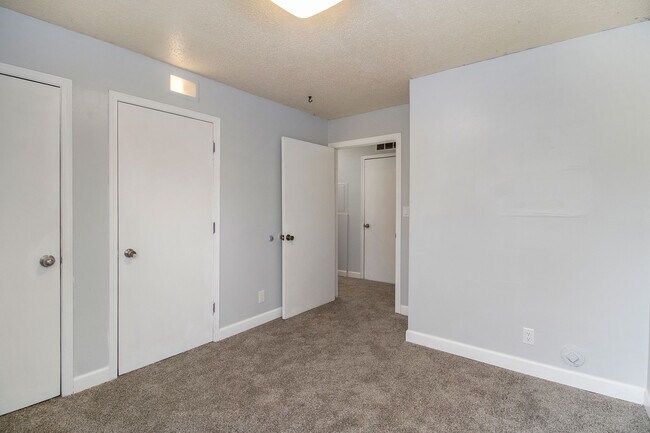 Building Photo - 408 N Perrine St