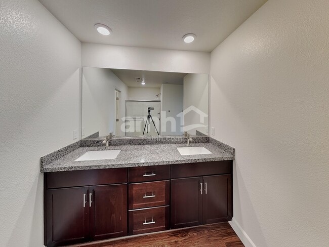 Building Photo - 696 N Water St