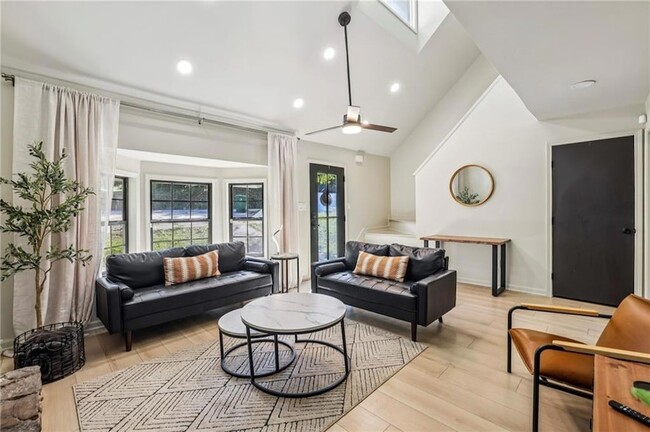 Building Photo - 2158 Wells Dr SE