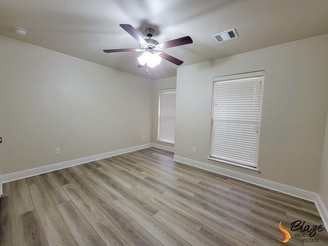 Building Photo - PRE LEASING 3 Bed 2 Bath Heritage Hills Beauty