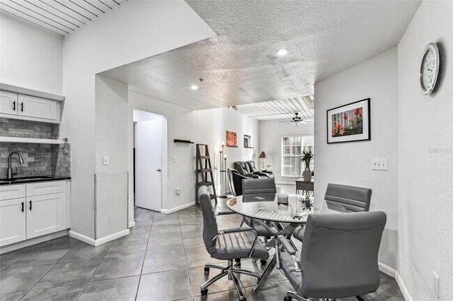 Building Photo - 2421 W Horatio St