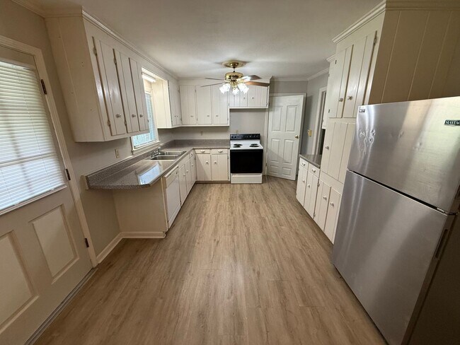 Building Photo - 2703 Lakeridge Cir NW